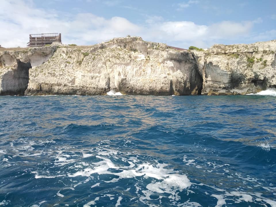 Panorama dalla barca della costa, il mare blu si insinua in alcune spaccature che sono gli ingresso delle grotte navigabili
