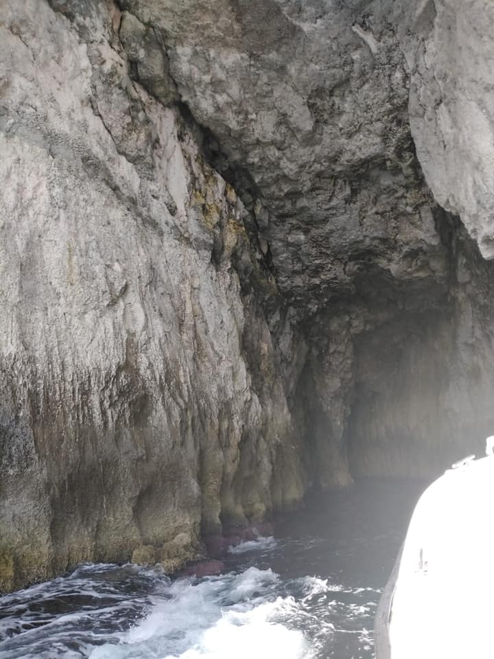 La seconda grotta ha una volta più schiacciata, sulla superficie dell'acqua si distingue la schiuma bianca delle onde