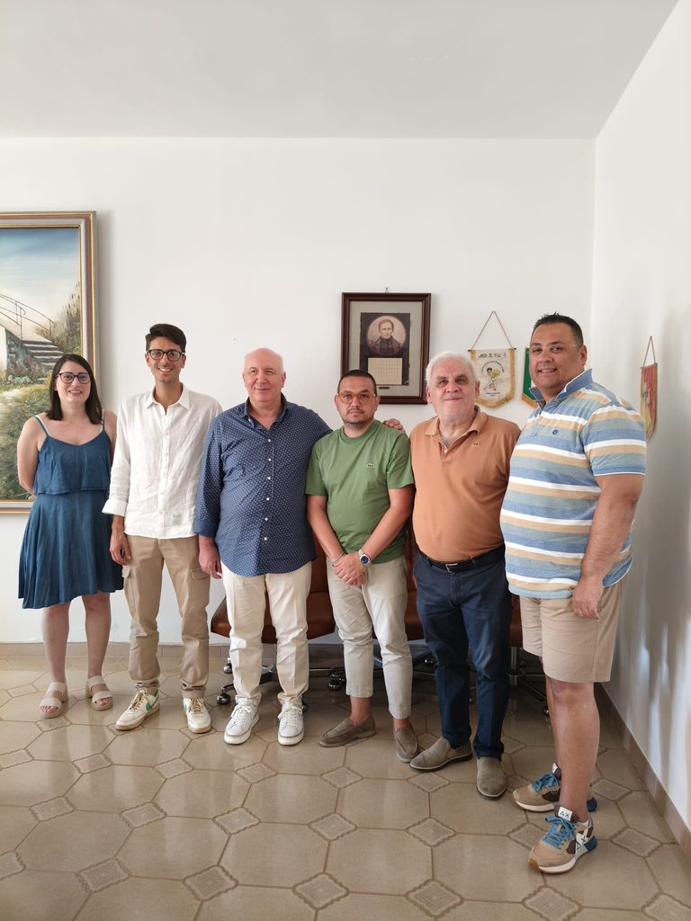In foto, in ordine da destra verso sinistra: Socio UICI SR Sig. Antonino Cassone, Presidente Sezionale UICI SR Sig. Carmelo Fangano, Cavaliere dell’Ordine al Merito della Repubblica Italiana Corrado Protasi, Vicepresidente Sezionale UICI SR Sig. Carmelo Di Martino, Segretario Sezionale UICI SR Dott. Davide Patania, Segretaria ambulatoriale Sig.ra Roberta Fangano.
